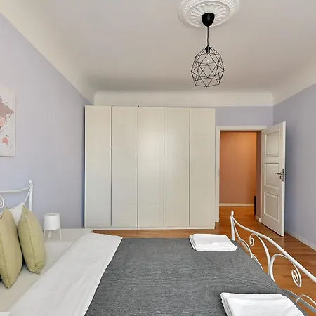 Families & Groups - 4 Bedrooms - Spacious 110m2 - Perfect Location Apartment *
