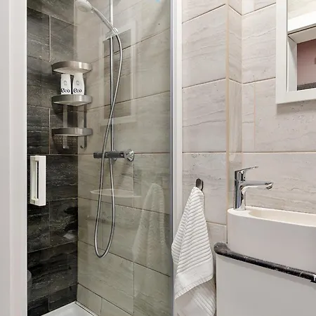 Families & Groups - 4 Bedrooms - Spacious 110m2 - Perfect Location * Riga